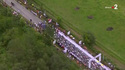 VOICI - Tour de France : un violent accident avec une spectatrice provoque un impressionnant carambolage