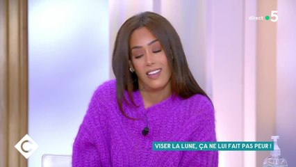 VOICI - C à vous : Amel Bent révèle ce conseil prodigué par Charles Aznavour qui la "réveille la nuit"