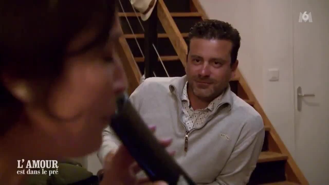 VOICI - L'amour est dans le pré : Hafsa et Natacha chantent pour impressionner Vincent