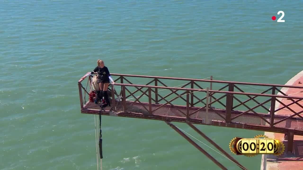 VOICI -  Amandine Petit prise de panique dans Fort Boyard