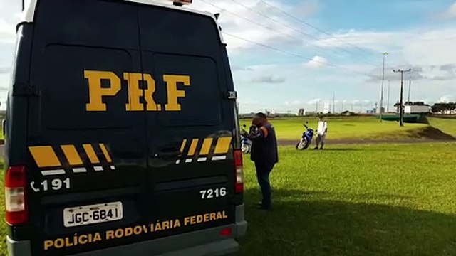 PRF realiza abordagens na BR-277; veículo foi apreendido