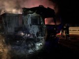 Son dakika haberleri! Bilecik-Eskişehir yolundaki tır yangını ulaşımı aksattı