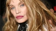 FEMME ACTUELLE - Arielle Dombasle ose un look déjanté pour la nouvelle année !