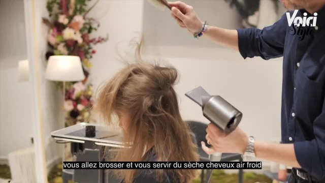 VOICI - Cheveux : comment bien appliquer son shampooing sec ?