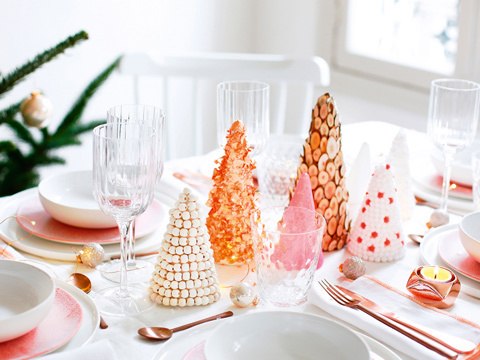 Un centre de table en sapins décorés pour Noël