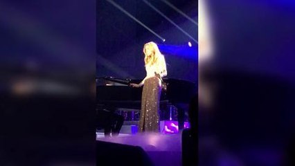 Gala.fr Céline craque en chantant All by myself