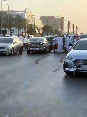 سعوديون يلقنون قائد سيارة درسا قاسيا بعد دهسه للمارة في نهار رمضان