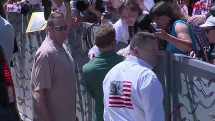 Gala.fr- Robert Pattinson arrive à Cannes
