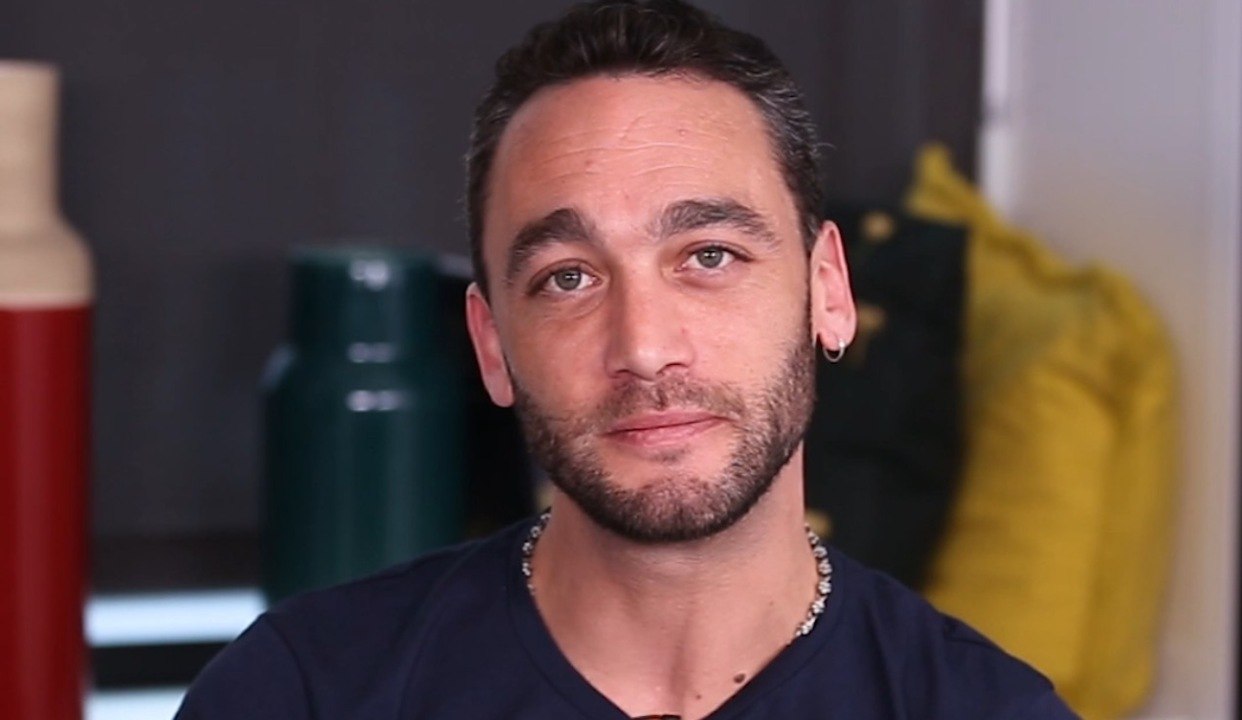 FEMME ACTUELLE - EXCLU - Jean-Baptiste Guégan en couple avec Sandrine Quétier ? Le chanteur nous répond