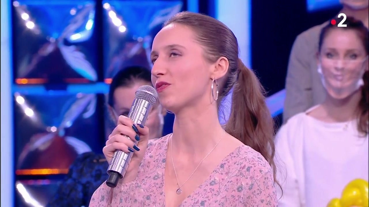 FEMME ACTUELLE - "Noubliez pas les paroles" : Agathe révèle avoir tourné à l'Elysée pour un film à succès