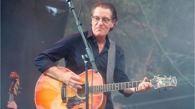 FEMME ACTUELLE - Les Enfoirés : cette raison pour laquelle Francis Cabrel a préféré annuler sa participation