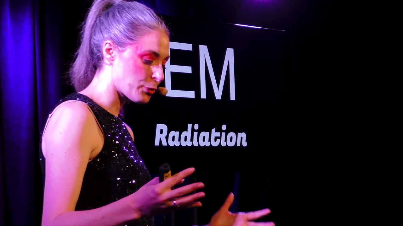 'What is radiation' from Rachel Rayner's 'A Flying Photon' science comedy theatre show  | Newcastle Herald  | April 6, 2022