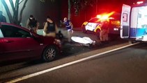 Jovens de motocicleta colidem com dois veículos estacionados e ficam feridos