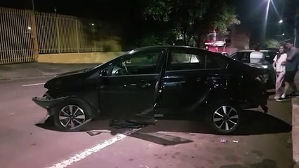 Colisão de trânsito envolvendo três veículos deixa carro bastante danificado no Centro