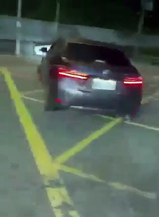 影》轎車高速蛇行下秒撞柱 療癒結局網喊：測試硬度失敗