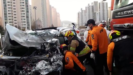 SUV, 중앙선 넘어 덤프트럭 충돌...3명 사상 / YTN