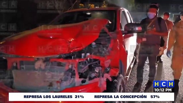 ¡Bestias sueltas! Una camioneta semi-destruida al impactar contra un toro entre Juticalpa y Catacamas