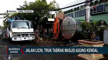 Akibat Jalanan Licin, Truk Tangki Pembawa Susu Tergelincir dan Tabrak Pagar Masjid Agung Kendal