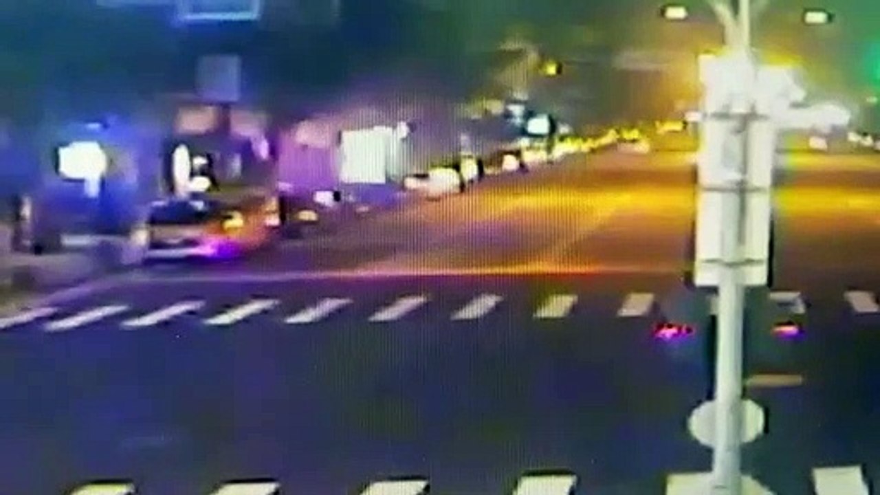 擦撞違停計程車 自小客「烏龜翻肚」駕駛命大逃出。盧金足翻攝