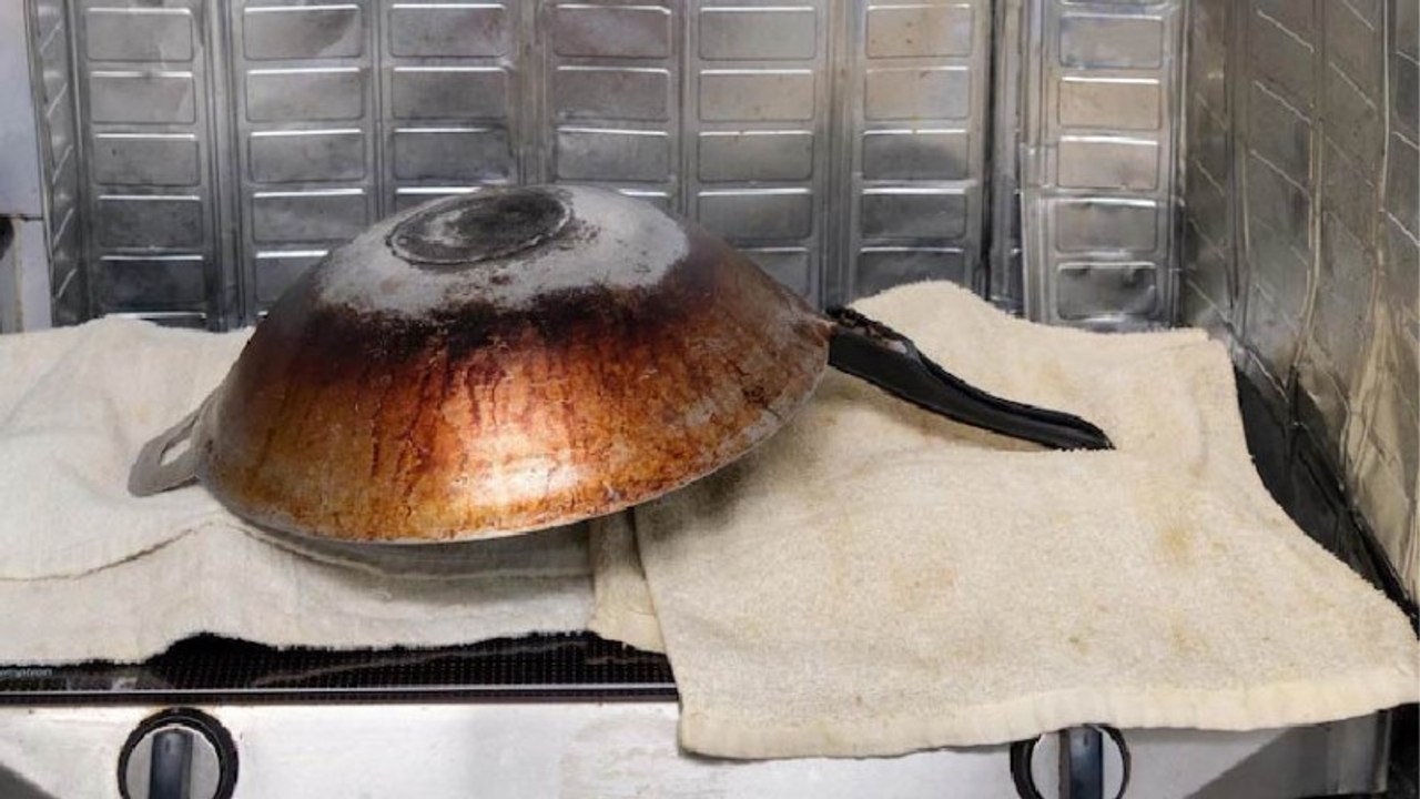 Dijamin Mengilap! 2 Cara Sederhana Bersihkan Kerak Bandel di Wajan