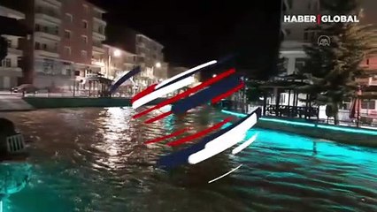 Konya'daki Çarşamba Çayı'nda su seviyesi kritik seviyeye yükseldi: Halka kum torbaları dağıtıldı