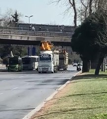 Son dakika haberleri: BEŞİKTAŞ'TA ÜST GEÇİDE KAMYONUYLA ÇARPAN SÜRÜCÜ GÖZALTINA ALINDI