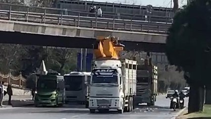 Beşiktaş'ta üst geçide kamyonuyla çarpan sürücü gözaltına alındı
