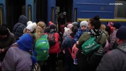 Rússia aponta armas ao Donbass, população foge