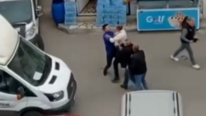 Trafikte yol verme kavgası! Kafa atma anı kamerada