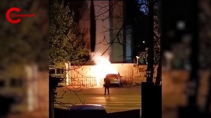 Rus büyükelçiliğinin kapısına çarpan araç yandı, sürücü öldü