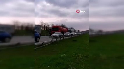 TEM'de tır devrildi: 1 ölü