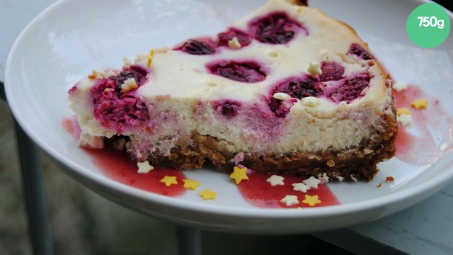 Cheesecake aux framboises sur coulis de fruits rouges