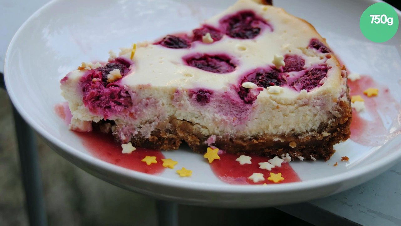 Cheesecake aux framboises sur coulis de fruits rouges