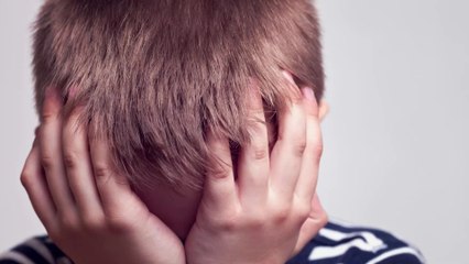 Douches glacées, alcoolisation, humiliations... Le témoignage épouvantable de ce petit garçon de 8 ans, victime de maltraitance à la maison