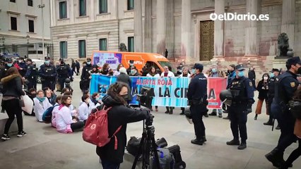Desalojan una acción frente al Congreso que mancha las puertas del Congreso con 'sangre'