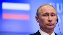 Poutine torse nu : cette raison étonnante pour laquelle il fait si souvent tomber le haut
