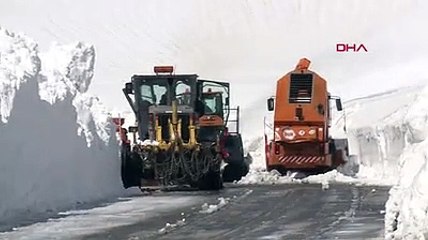 Van-Bahçesaray yolunda 5 metrelik kar tünelleri
