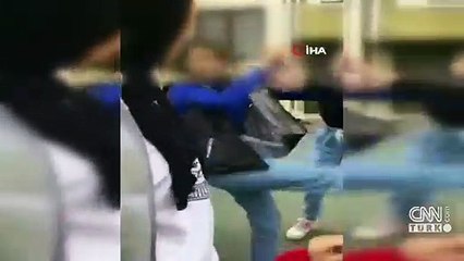 Kızlar sokak ortasından birbirine girdi