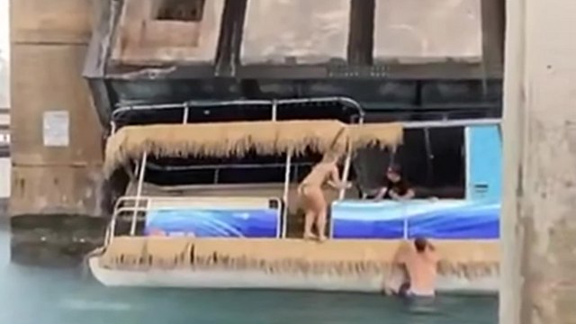 Ils arrêtent leur bateau sous un pont basculant