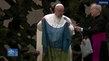 Il Papa mostra una bandiera da Bucha, teatro del massacro di civili