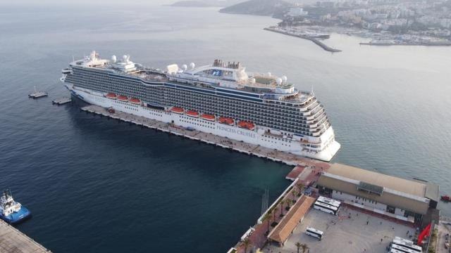 Kuşadası Ege Port Limanı'na 2 bin 460 yolculu kruvaziyer demirledi