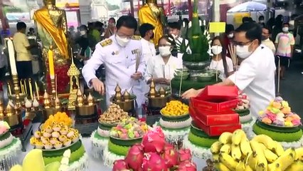 สุพรรณบุรี ฮือฮาที่ปรึกษารมวทส เปิดงานนมัสการหลวงพ่อโต บินโดรโปรยลอตเตอรี่(คลิป)