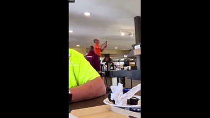 Un électricien a la mauvaise idée de couper un câble sous tension