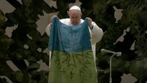 El papa besa una bandera ucraniana llegada desde Bucha