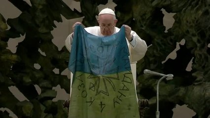 El papa besa una bandera ucraniana llegada desde Bucha