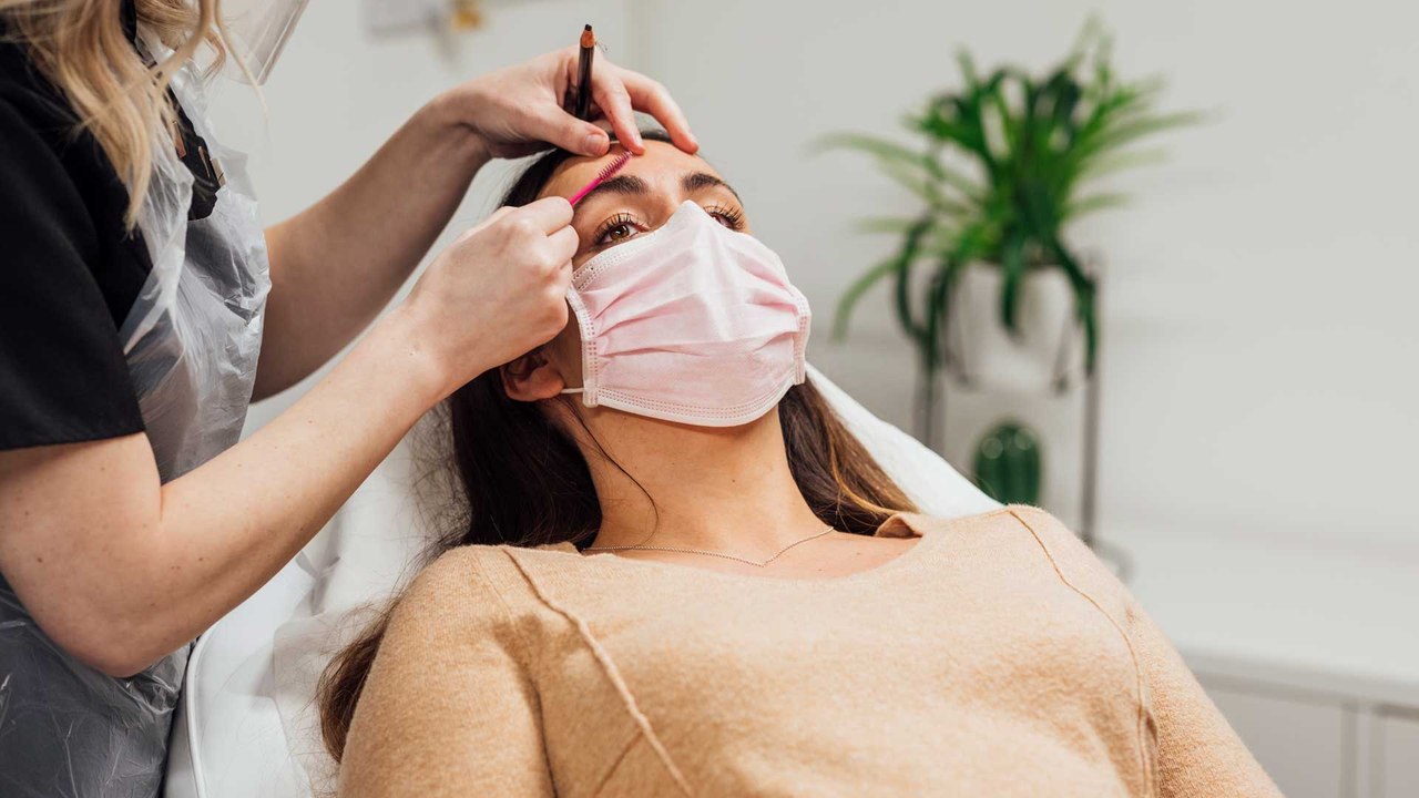 Schöne Augenbrauen: Diese langfristigen Methoden gibt es!