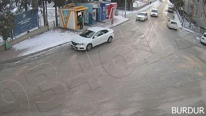 Aracın ATM'de işlem yapan kişiye çarpması güvenlik kamerasına yansıdı
