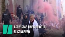 Activistas de 'Rebelión científica' arrojan pintura roja en la fachada del Congreso