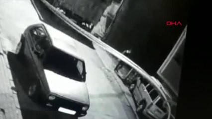 AVCILAR'DA ARAÇLARIN ÜZERİNE ÇIKARAK EVLERE GİRİYORDU; 12 CEP TELEFONU VE 8 BİN 400 TL ÇALDI