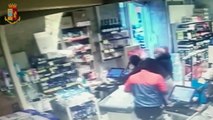 Bitonto, rapinano supermercato in 30 secondi: il video incastra un 14enne e un 24enne